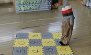 益智区：跳格子游戏