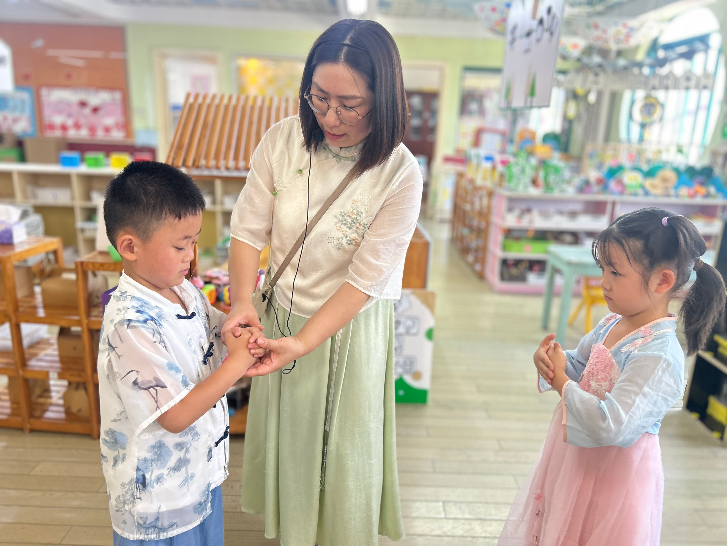 老师在教叉手礼