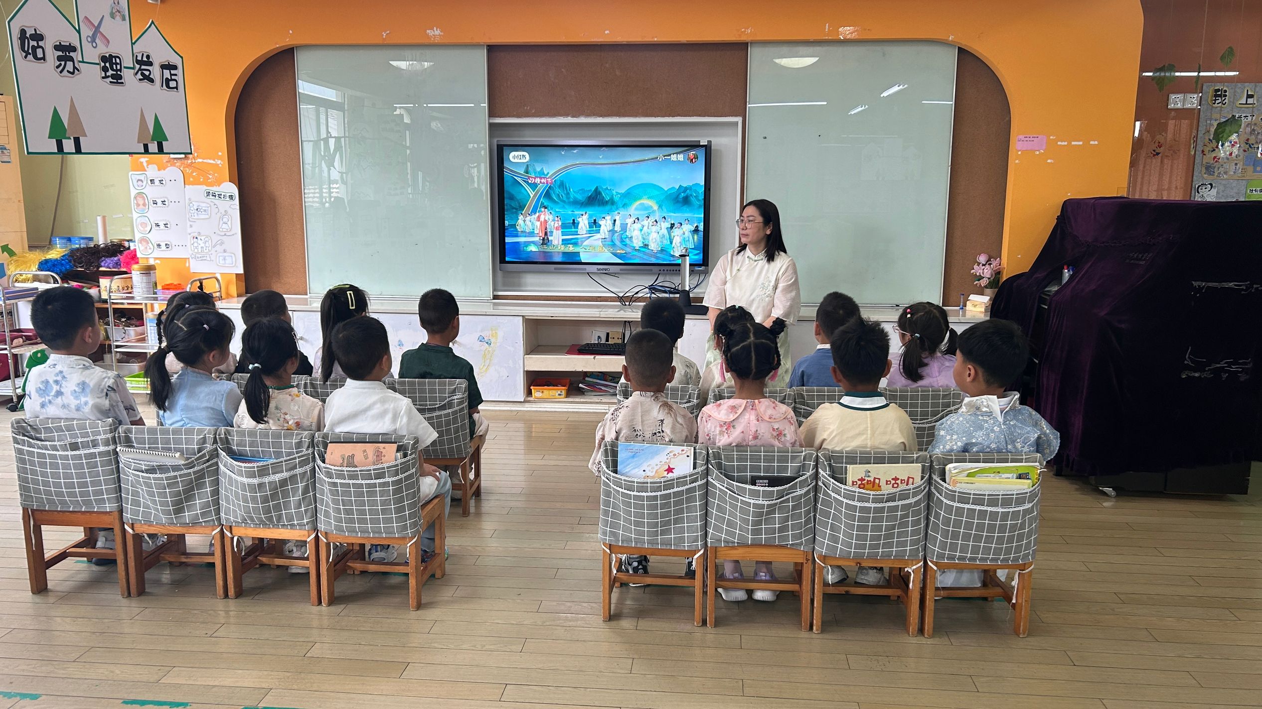 观看视频学习礼仪