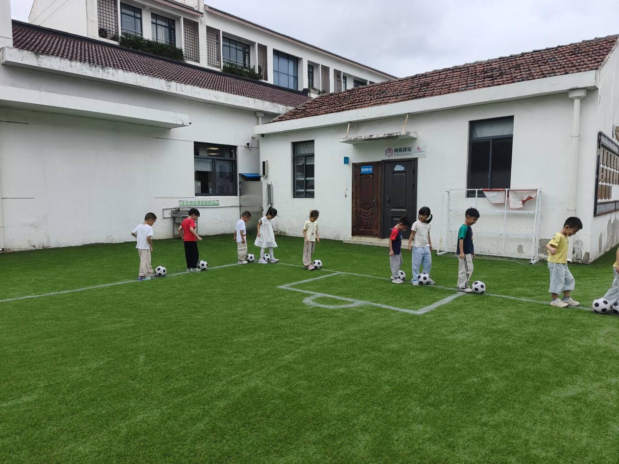 足球游戏：小松鼠运粮