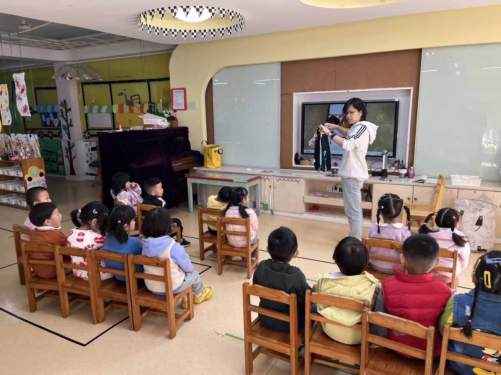 生活活动《我会穿衣服》