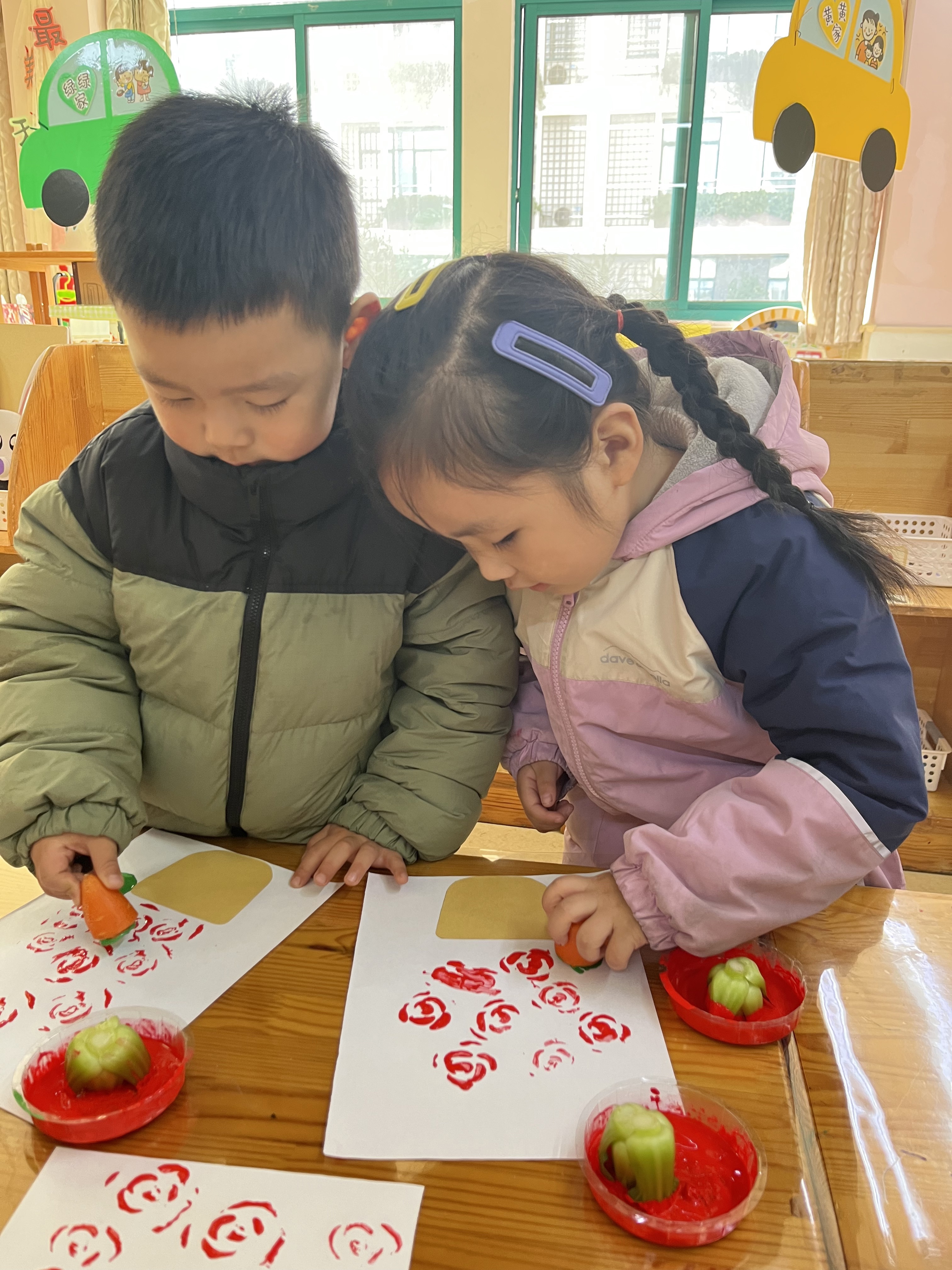 美术活动《蔬菜印画》