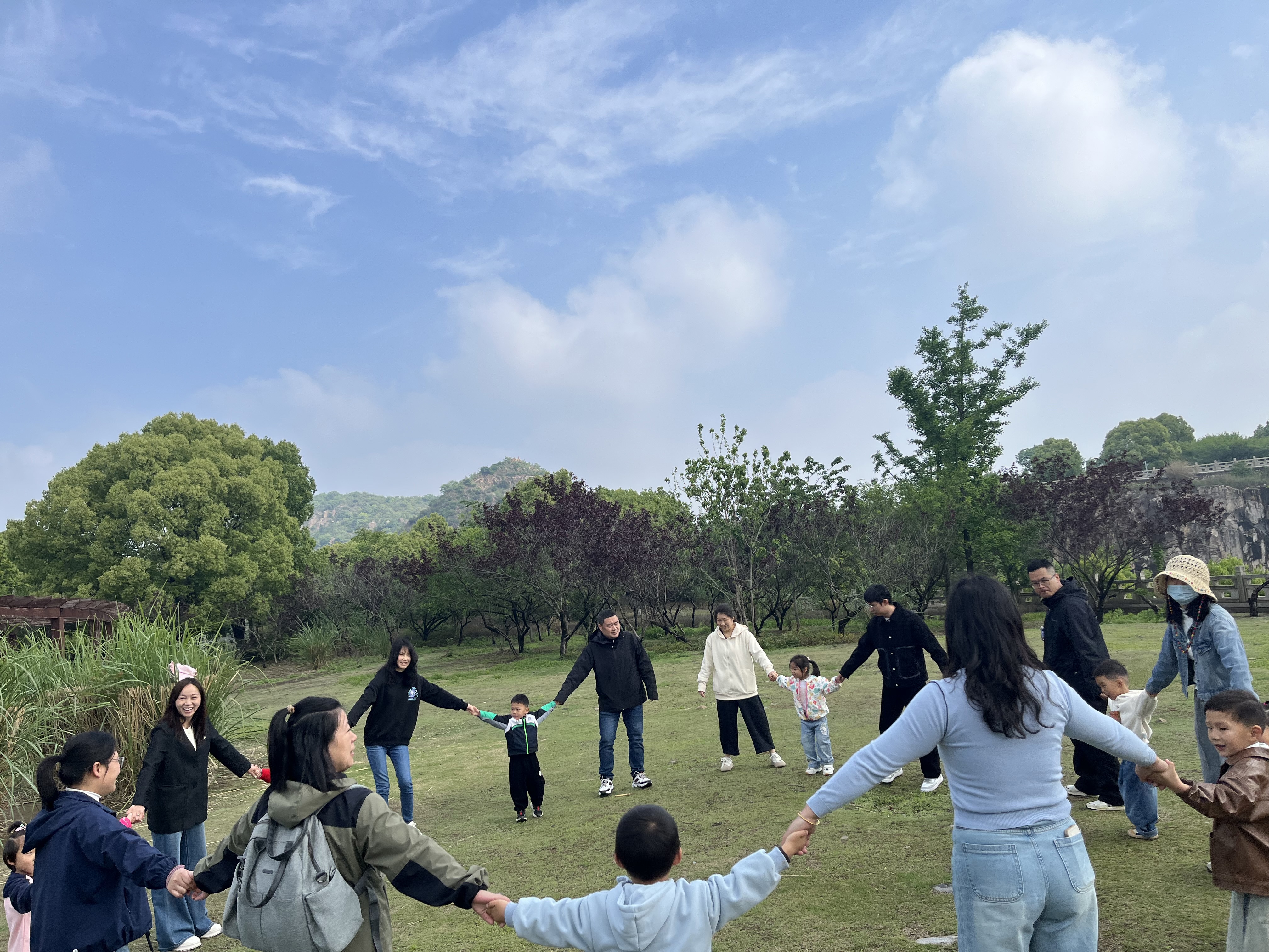 春风拂绿叶，亲子趣春游