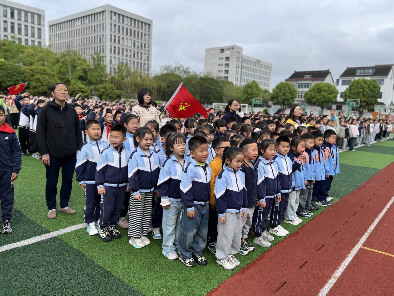 【幼小衔接】参加小学升旗仪式